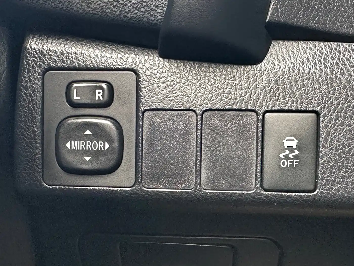 Toyota Corolla 2017 Facelift Hybrid 1.8L E-CVT Leading Edition фото 24