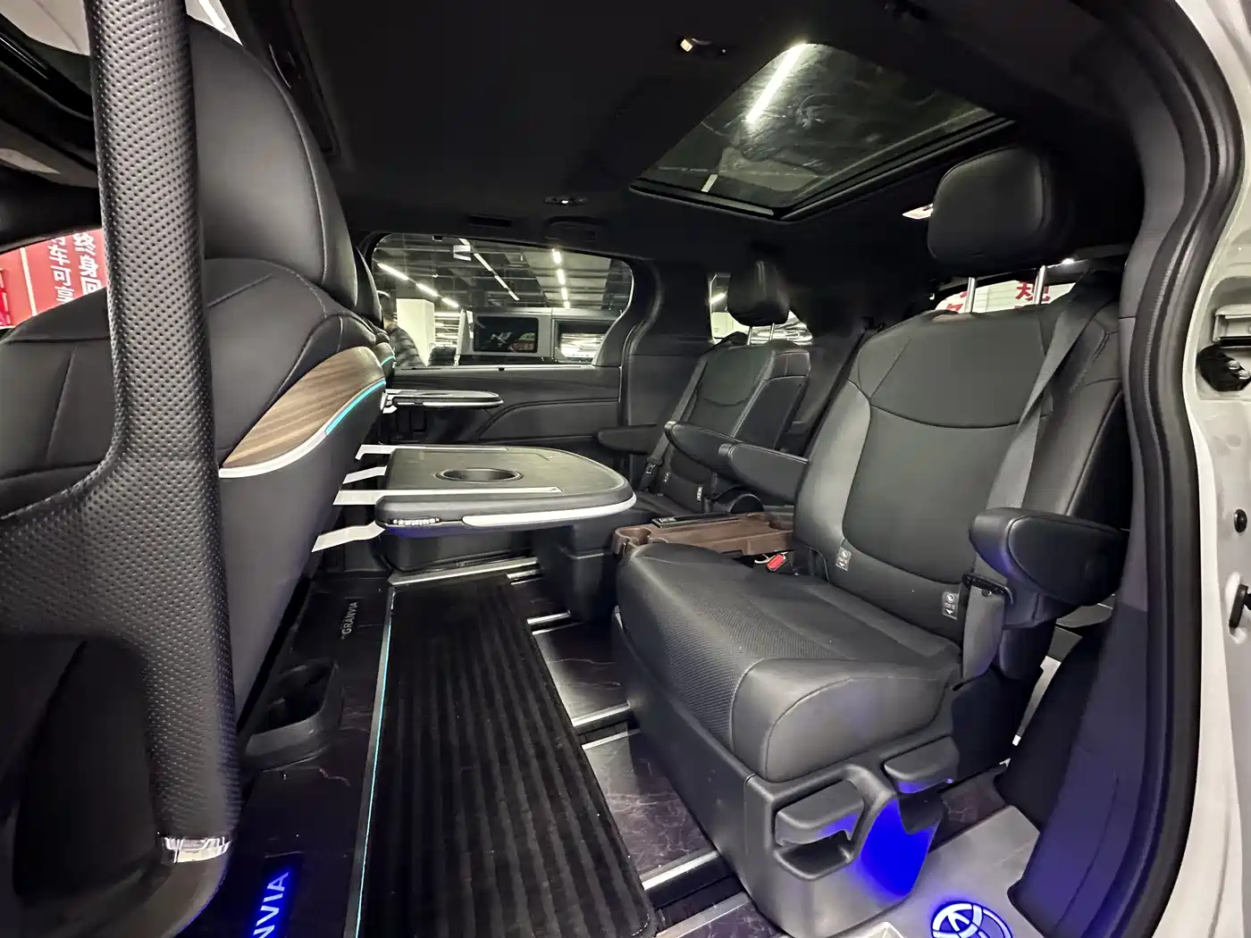 Toyota Granvia 2024 2.5L Hybrid Premium PLUS 4WD Edition фото 19