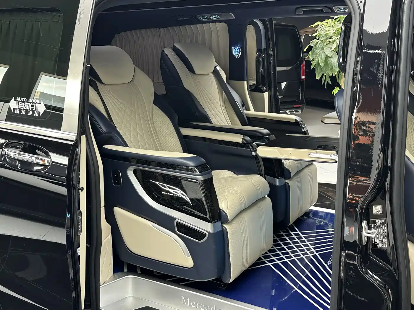 Mercedes-Benz Vito 2023 2.0T Business 7-Seater фото 12