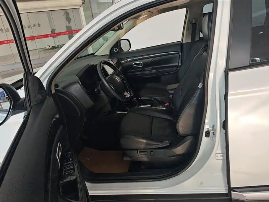 Mitsubishi Outlander 2018 2.0L 2WD Jiale Edition 7-seater фото 9