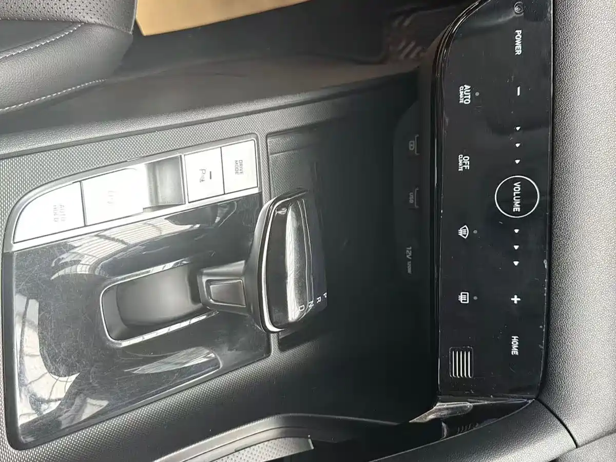 Hyundai Elantra 2022 1.5L CVT LUX Premium Edition фото 8