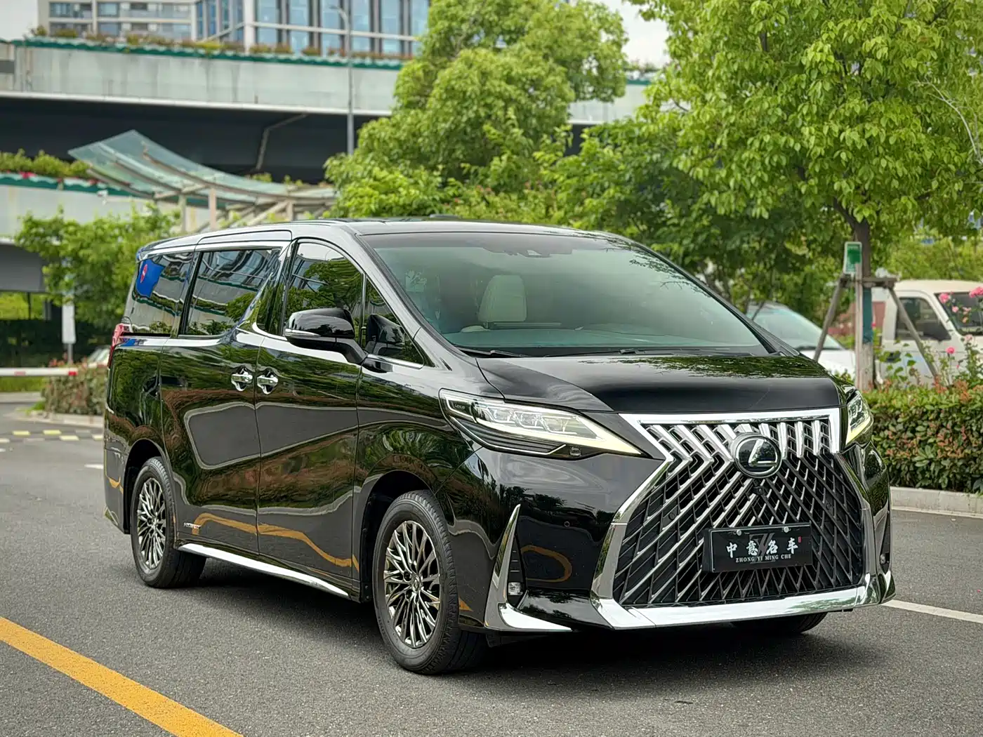 Lexus LM 2020 300h Seven-Seater Elegance Edition фото 3