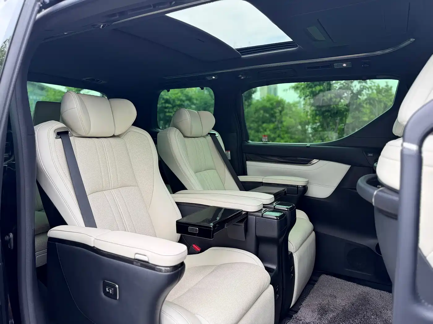 Lexus LM 2020 300h Seven-Seater Elegance Edition фото 19
