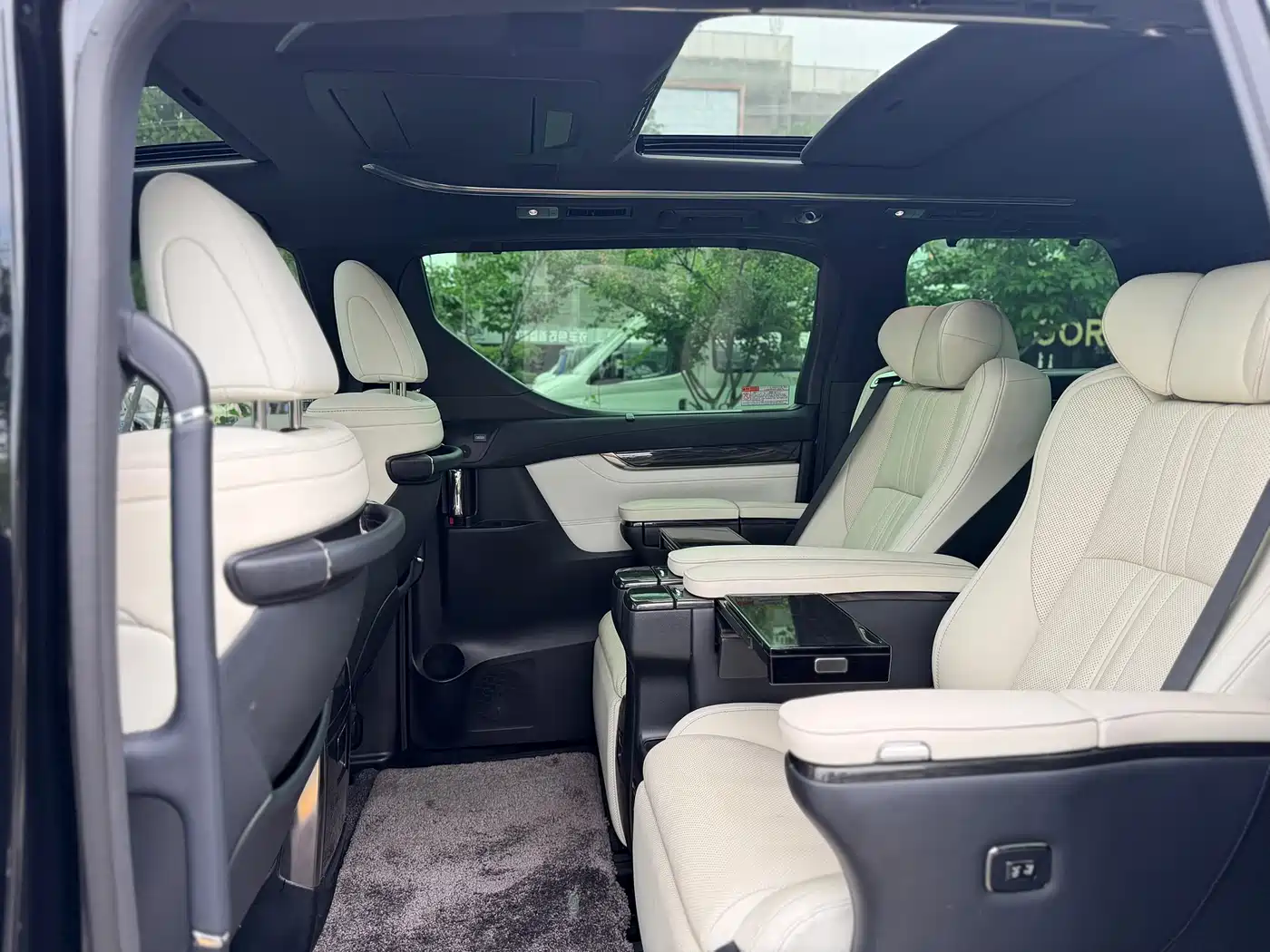 Lexus LM 2020 300h Seven-Seater Elegance Edition фото 15