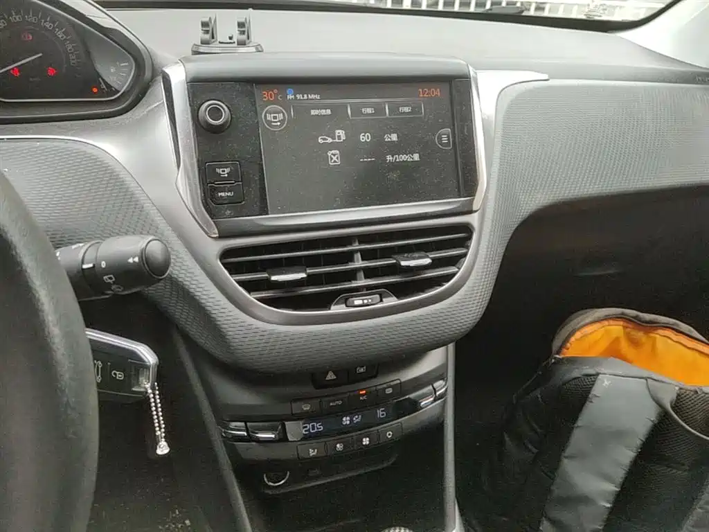Peugeot 2008 2014 1.6L Automatic Fashion Edition фото 13