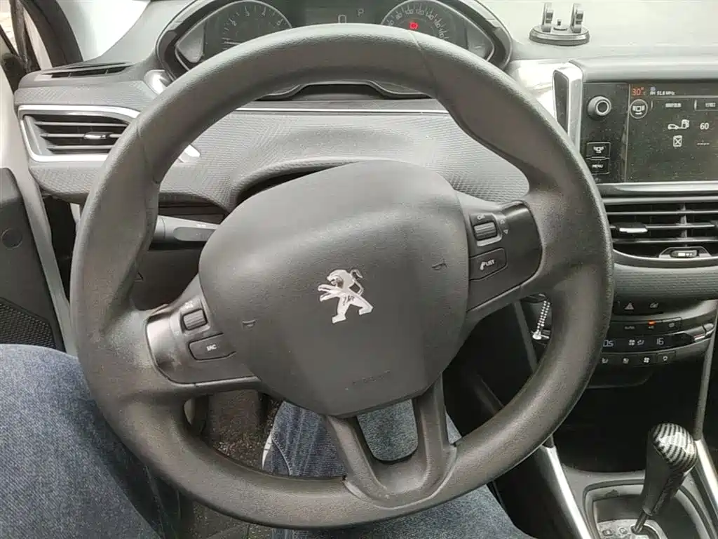 Peugeot 2008 2014 1.6L Automatic Fashion Edition фото 11