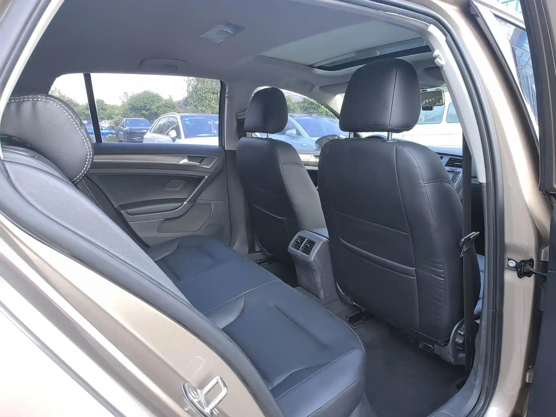Photo 5 - Volkswagen Golf