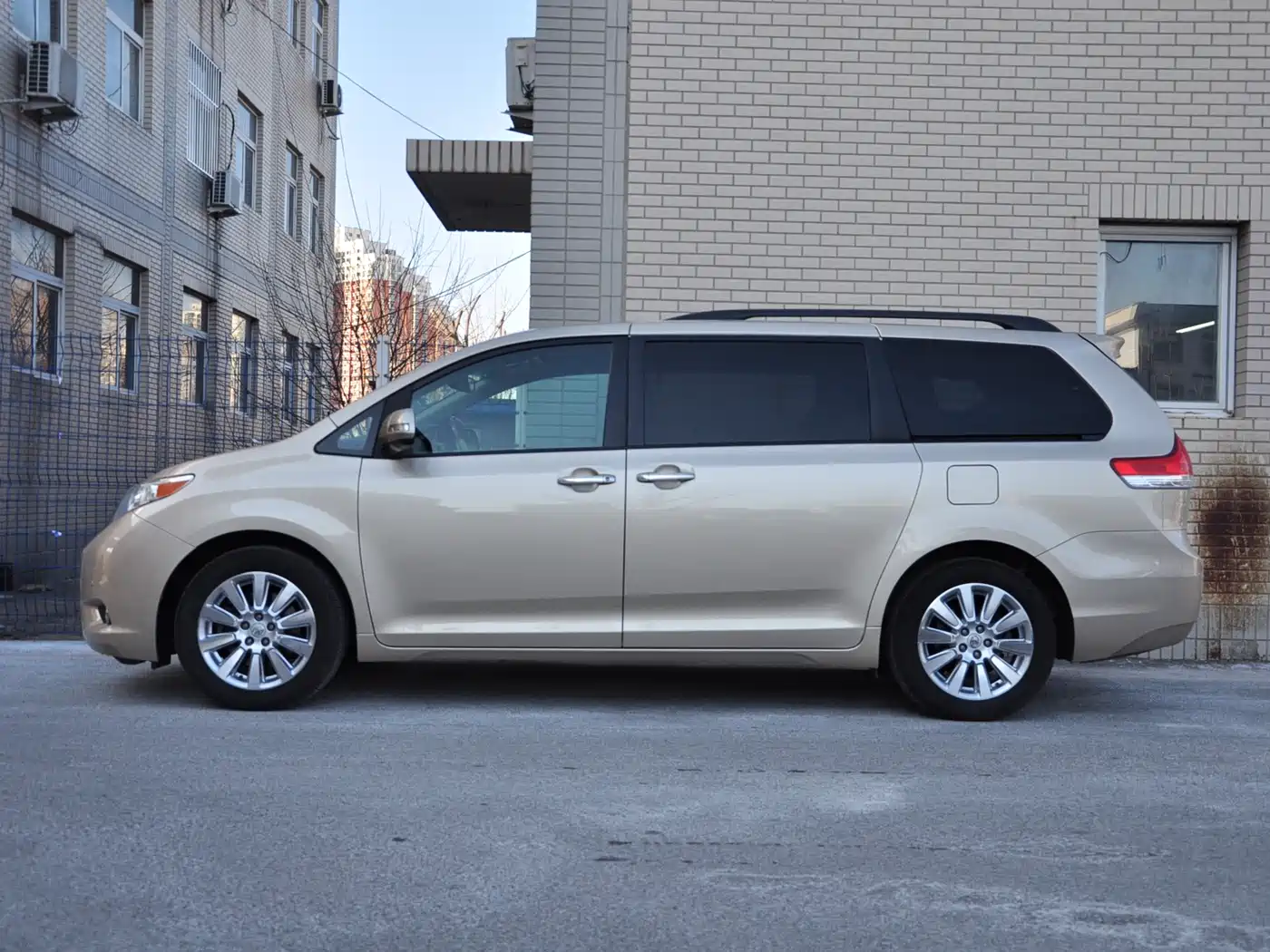 Toyota Sienna 2013 3.5L 4WD Automatic фото 3