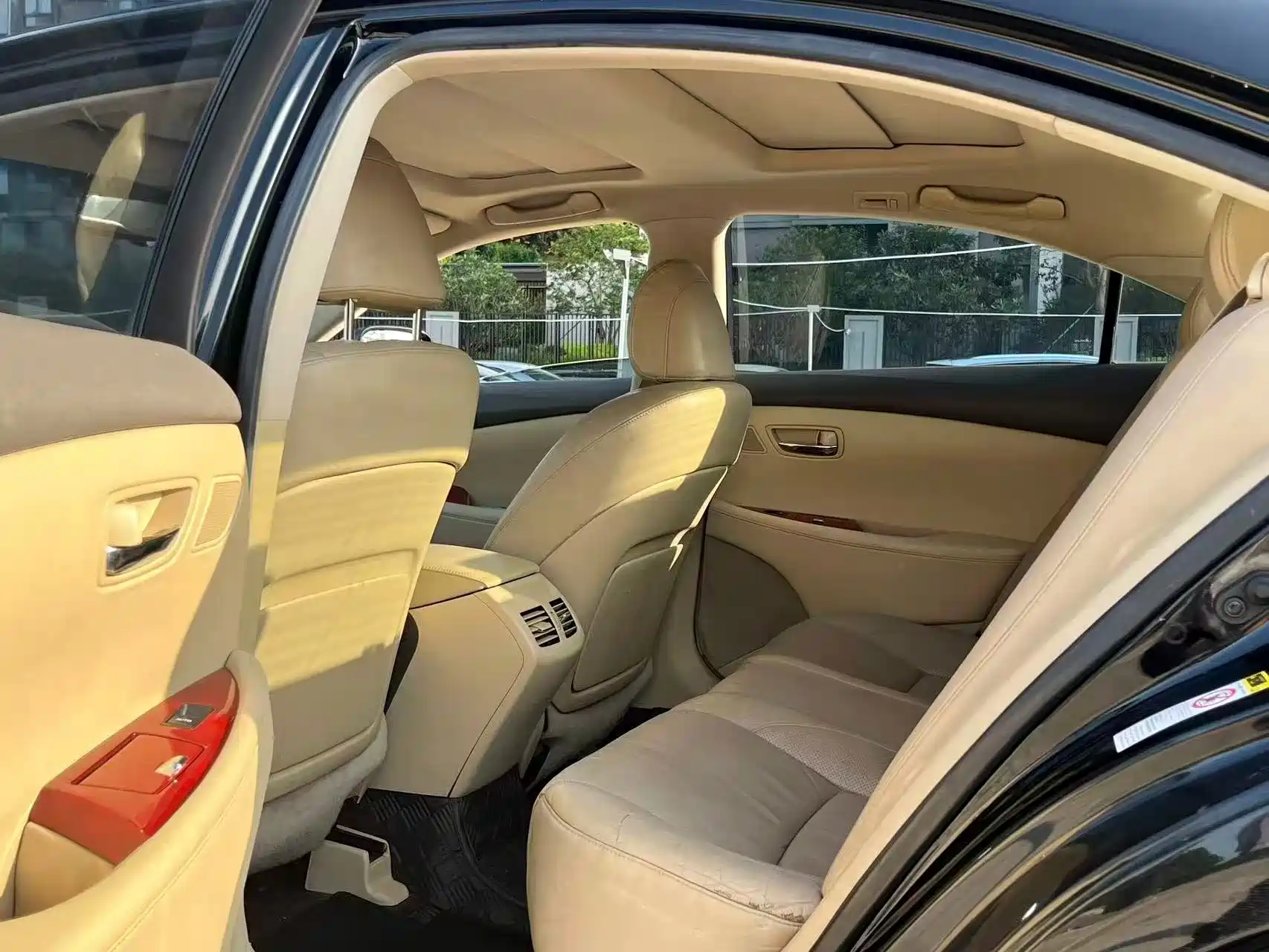 Photo 3 - Lexus ES