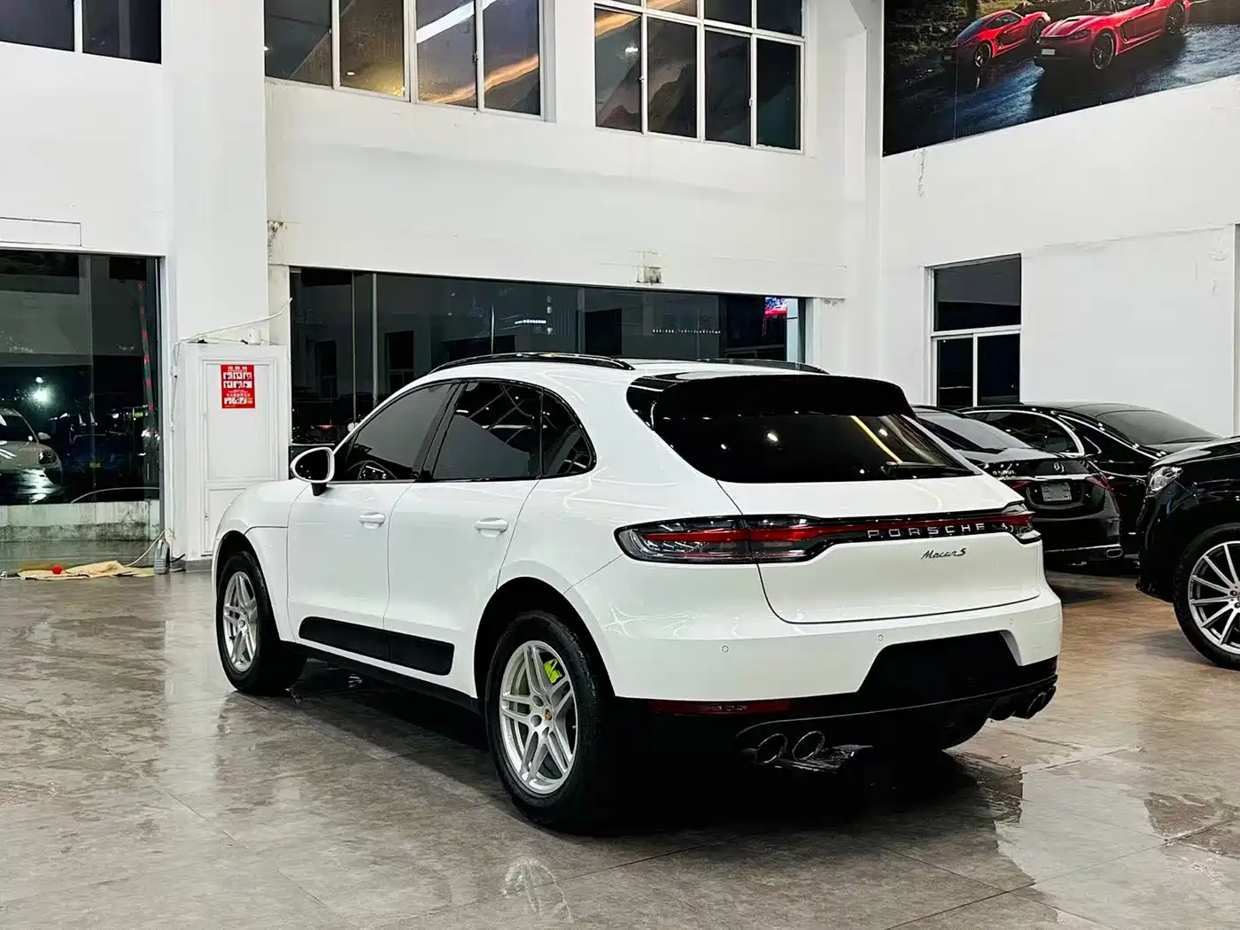 PORSCHE MACAN
