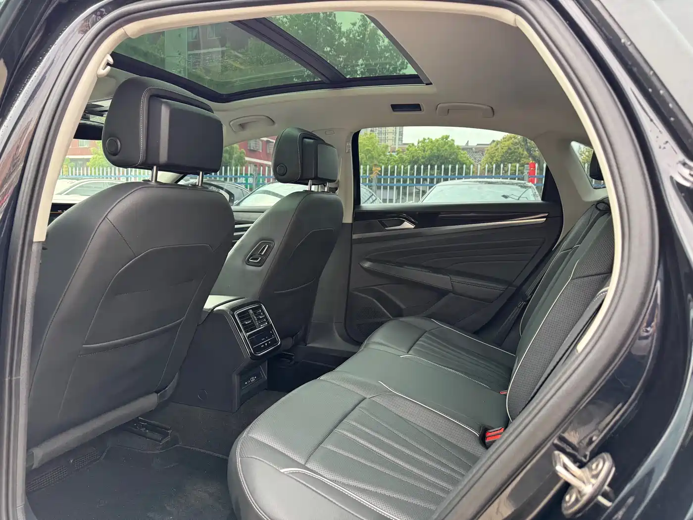 Volkswagen Passat 2024 380TSI Elite Edition фото 10