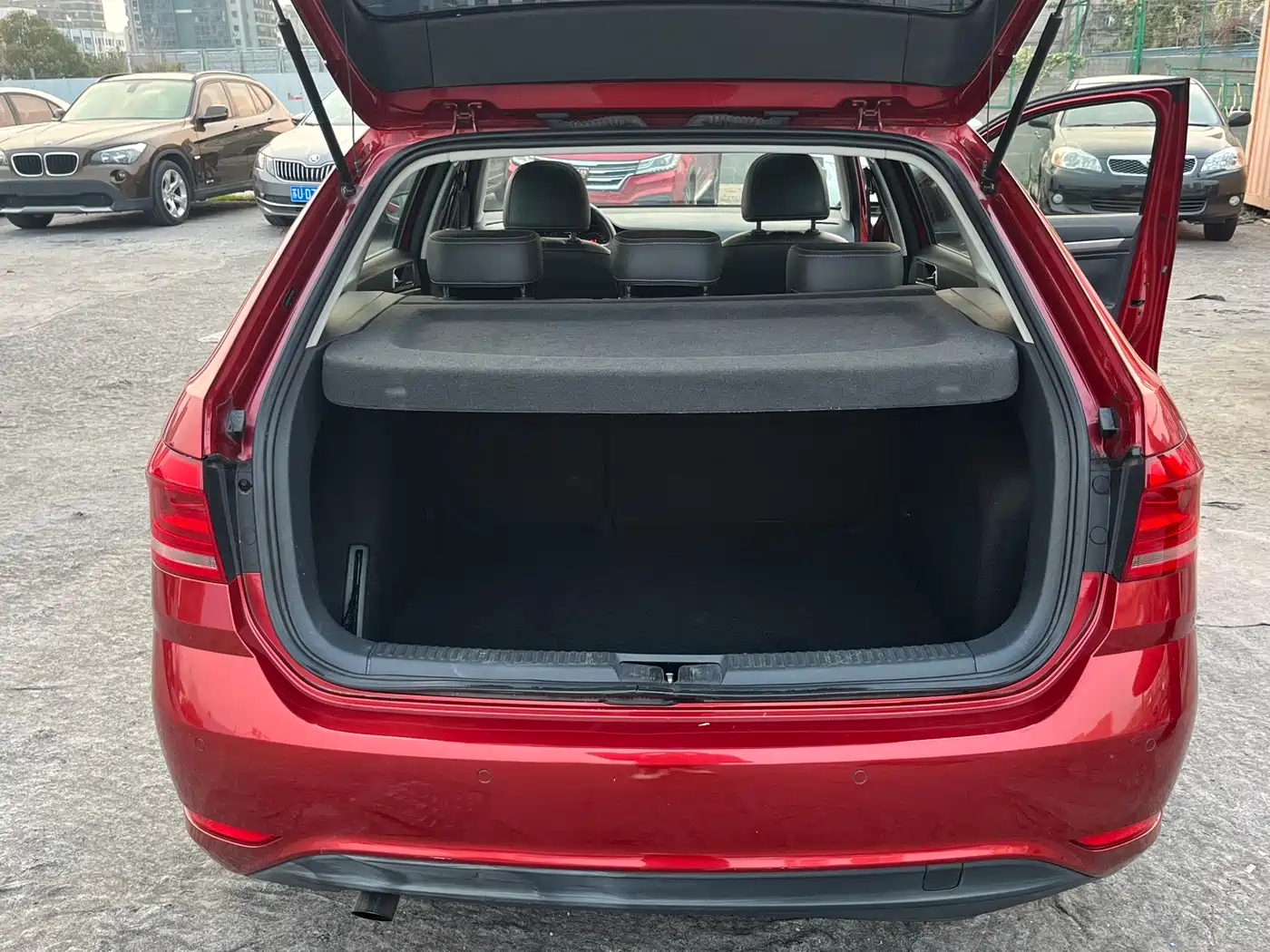 Volkswagen Lavida Tour 2015 1.6L Automatic Comfort Edition фото 16