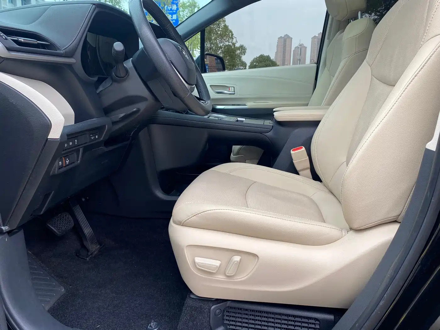 Toyota Sienna 2021 2.5L Hybrid Ultimate Edition фото 10