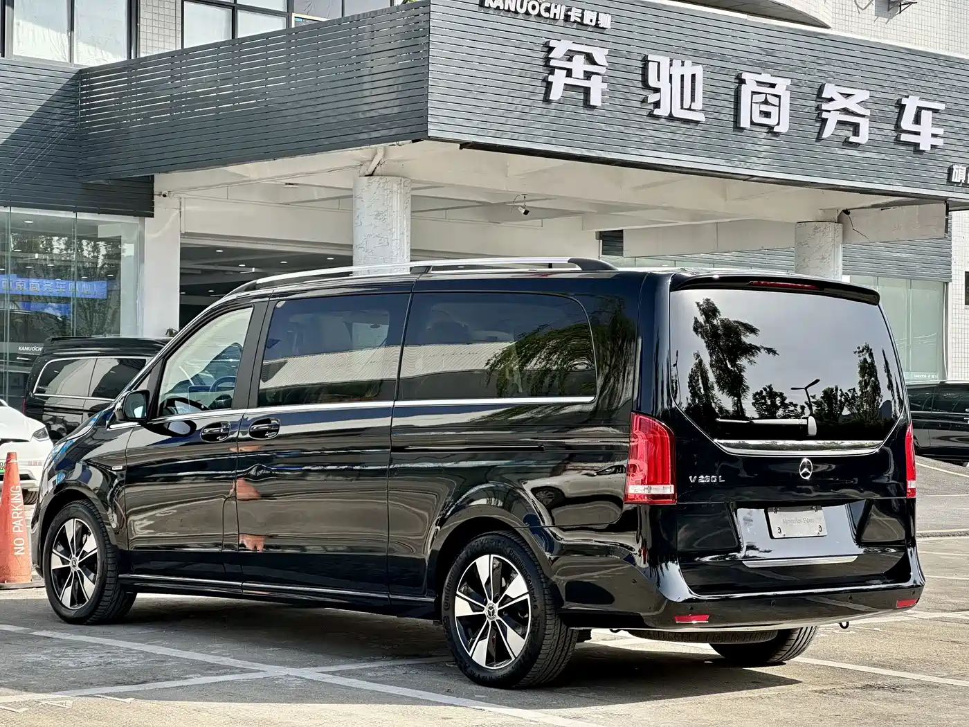 Mercedes-Benz V-Class 2022 V 260 L Long Wheelbase Prestige Edition фото 4