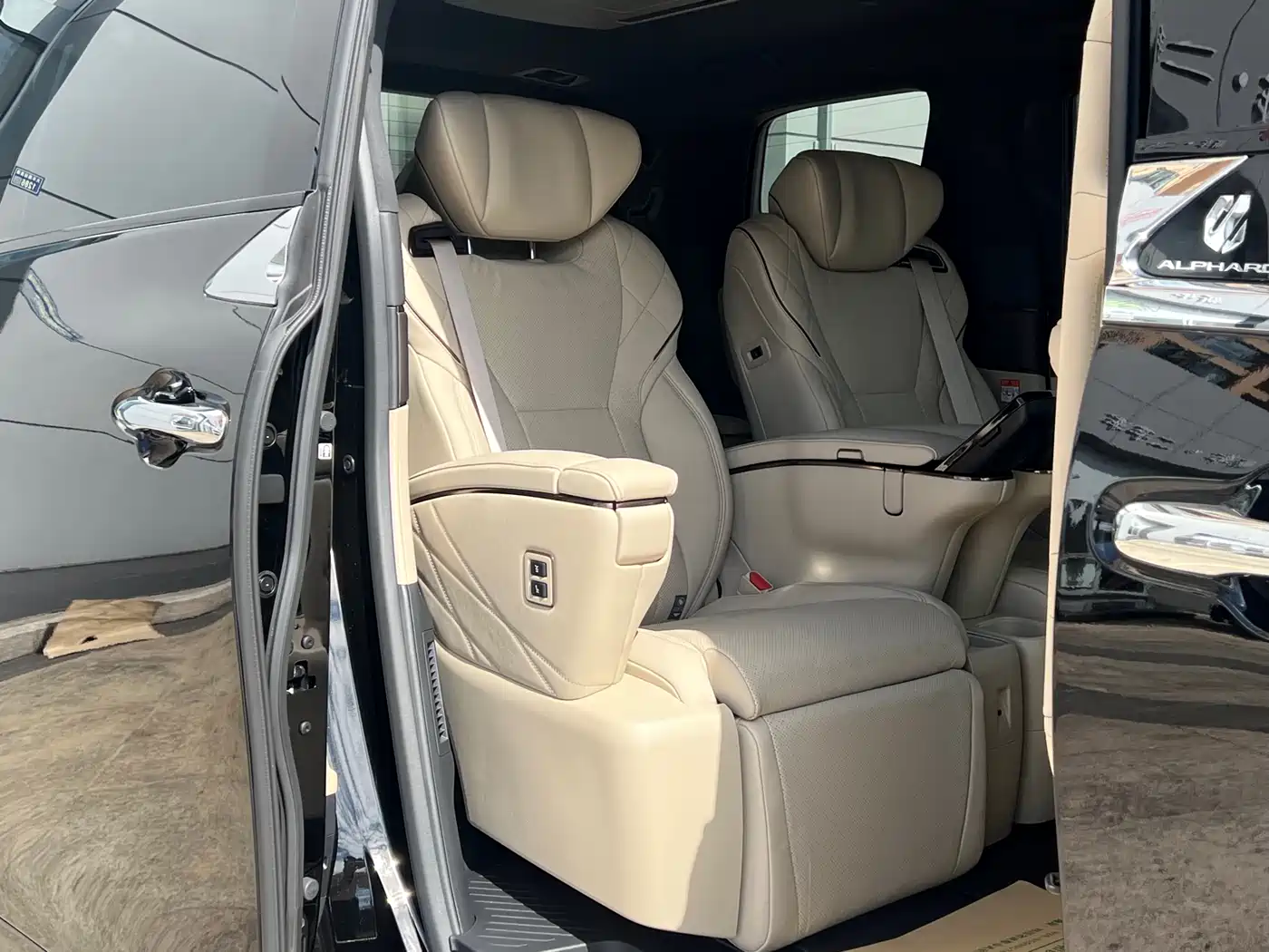 Toyota Alphard 2024 Hybrid 2.5L Ultimate Enjoyment Edition фото 19