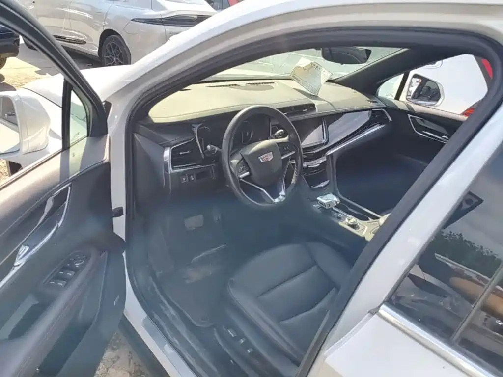 Фото 16 - Cadillac XT6