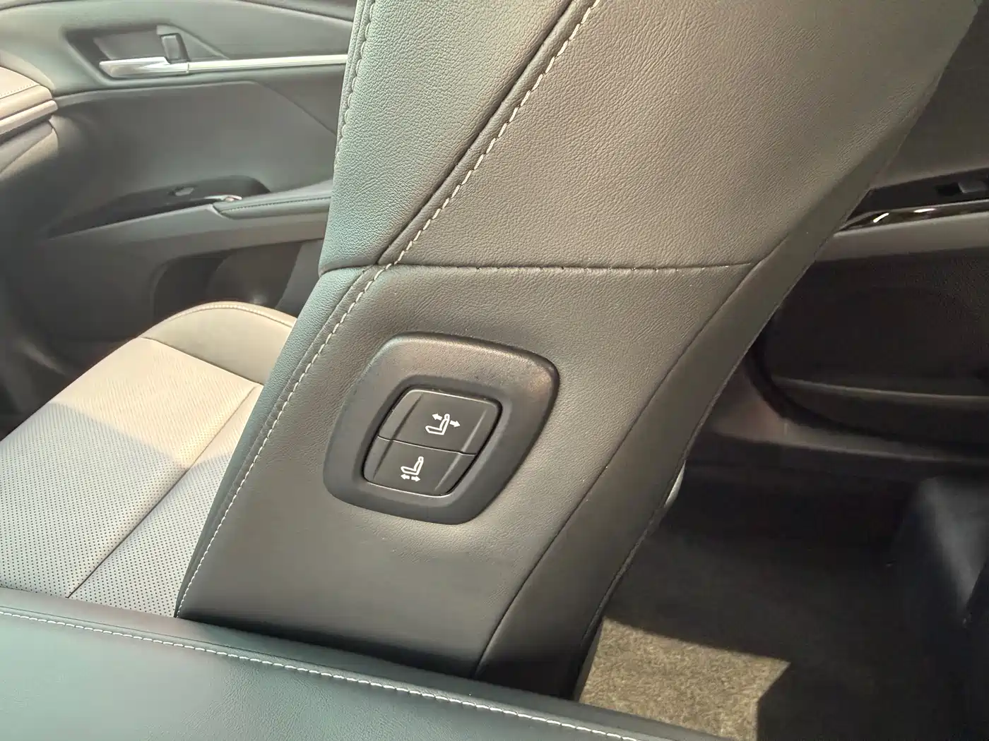 Toyota Camry 2024 Hybrid 2.0HGVP Luxury Edition фото 12