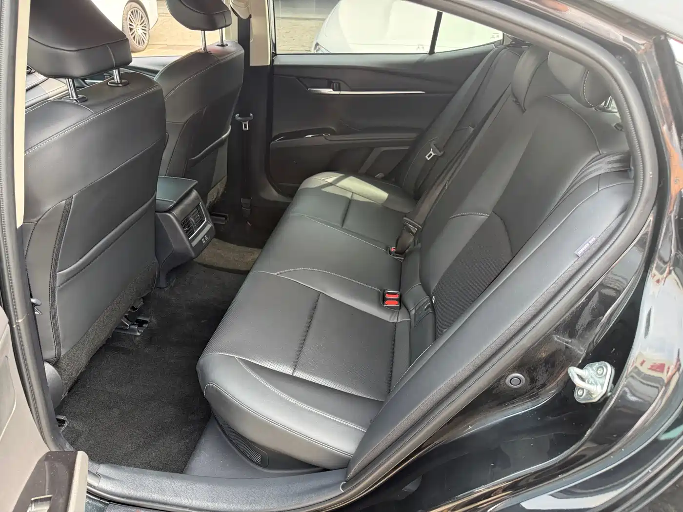 Toyota Camry 2024 Hybrid 2.0HGVP Luxury Edition фото 10