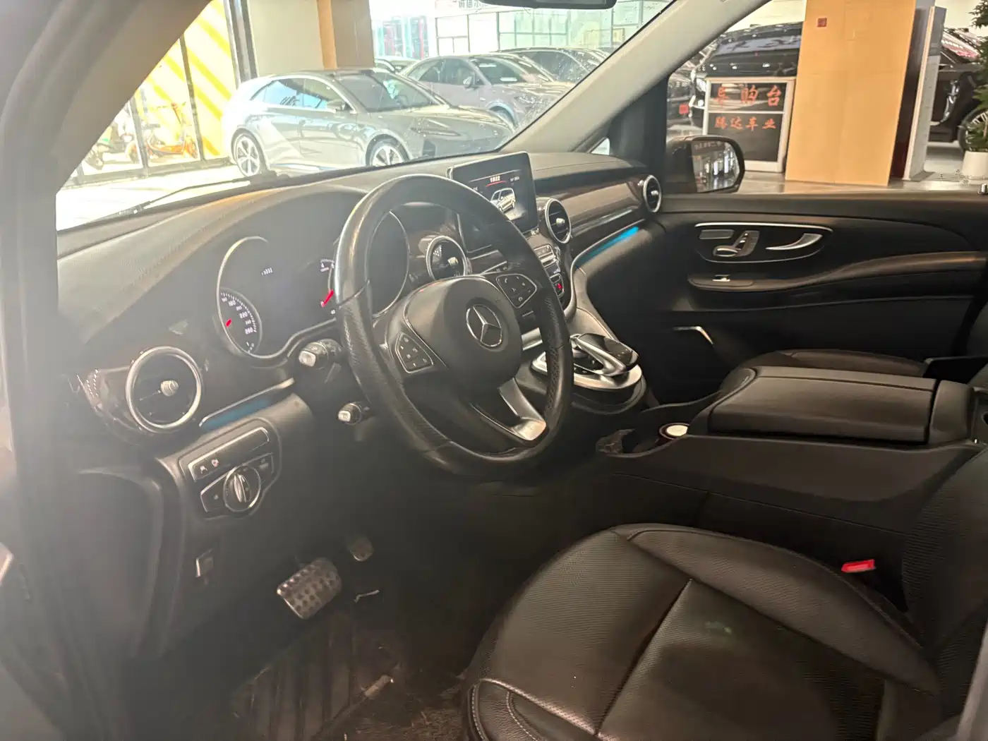 Mercedes-Benz V-Class 2017 Model V 260 L Premium Extended Edition фото 5