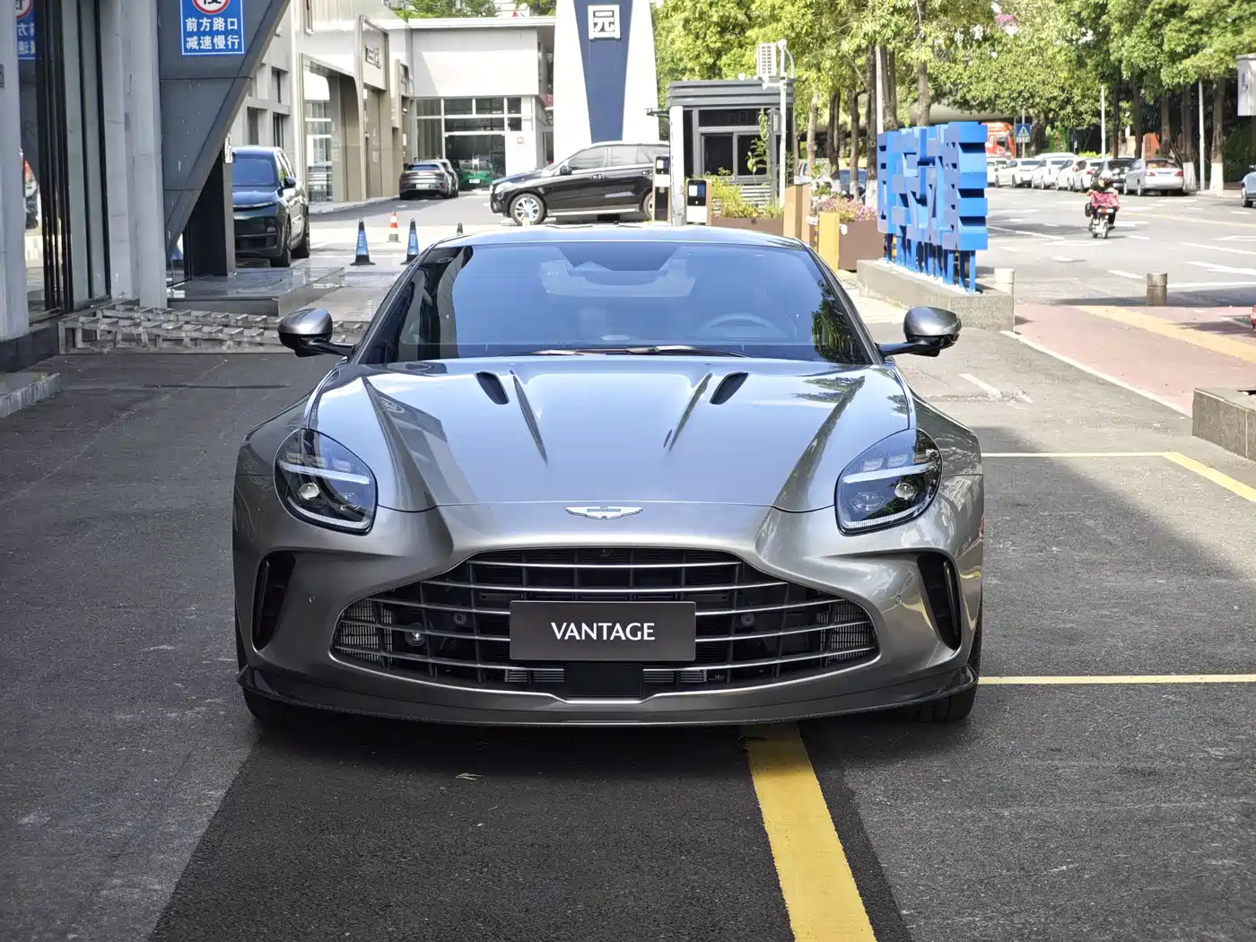 ASTON MARTIN V8 VANTAGE