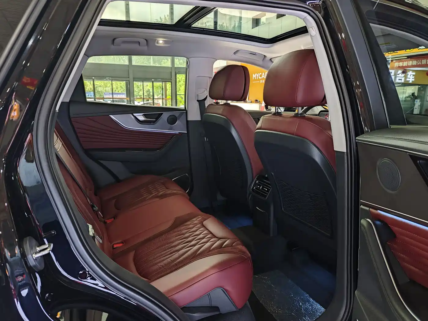 Hongqi HS5 2023 2.0T Flag Pro 500,000 Units Commemorative Edition фото 17