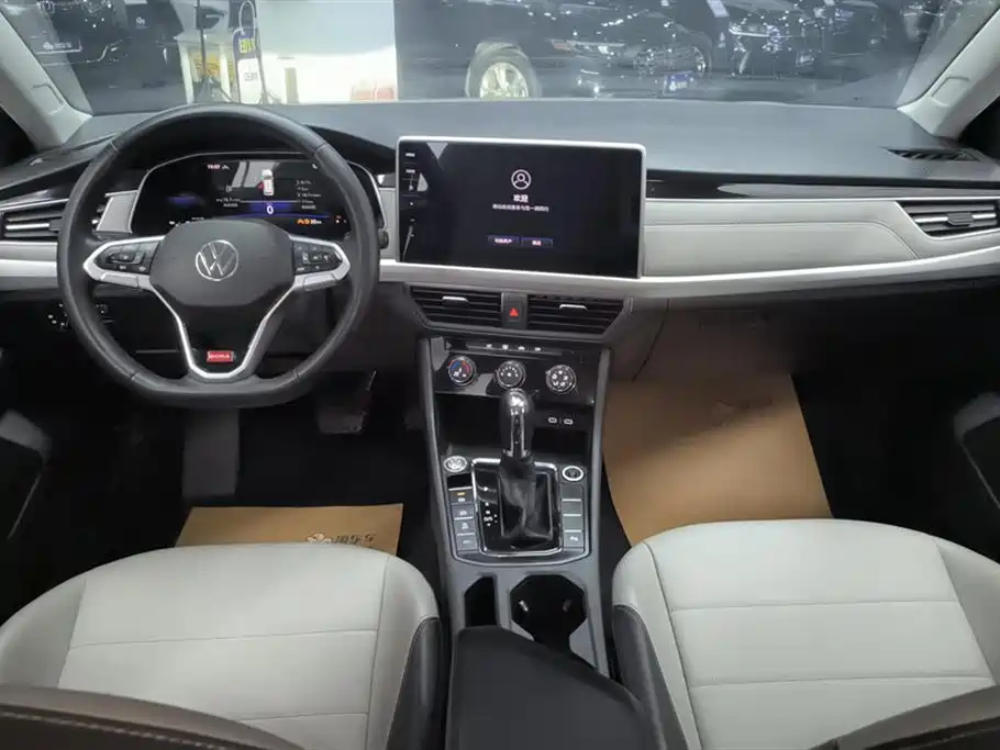 VOLKSWAGEN BORA