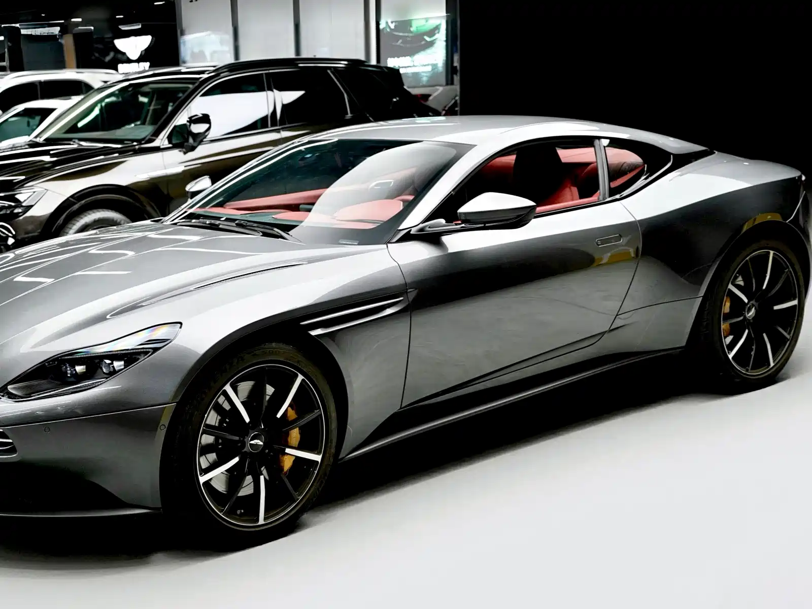 صورة 4 - Aston Martin DB11