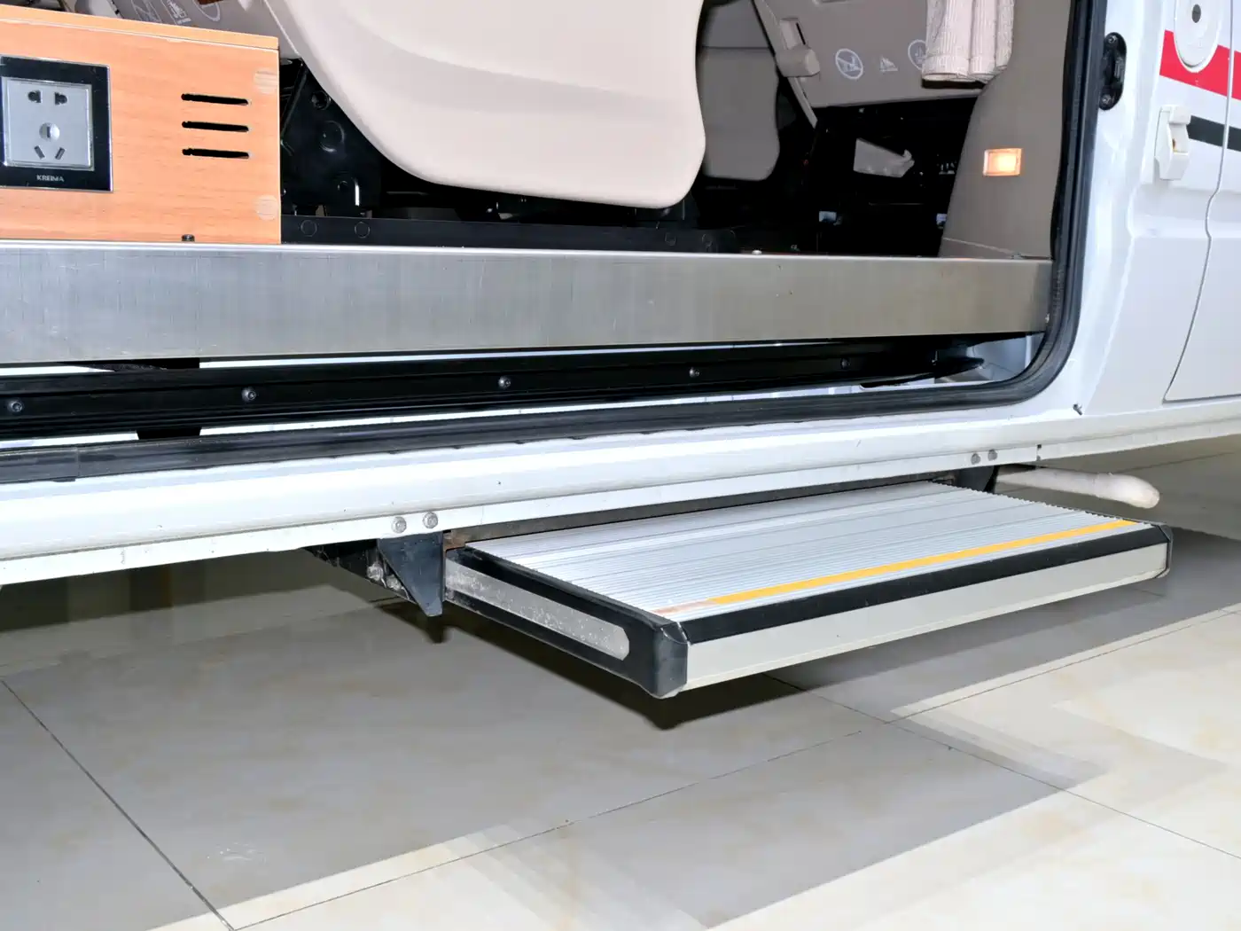 SAIC Maxus Xintu V80 2018 2.5T AMT Elite Long Wheelbase High Roof 5 Seater фото 30