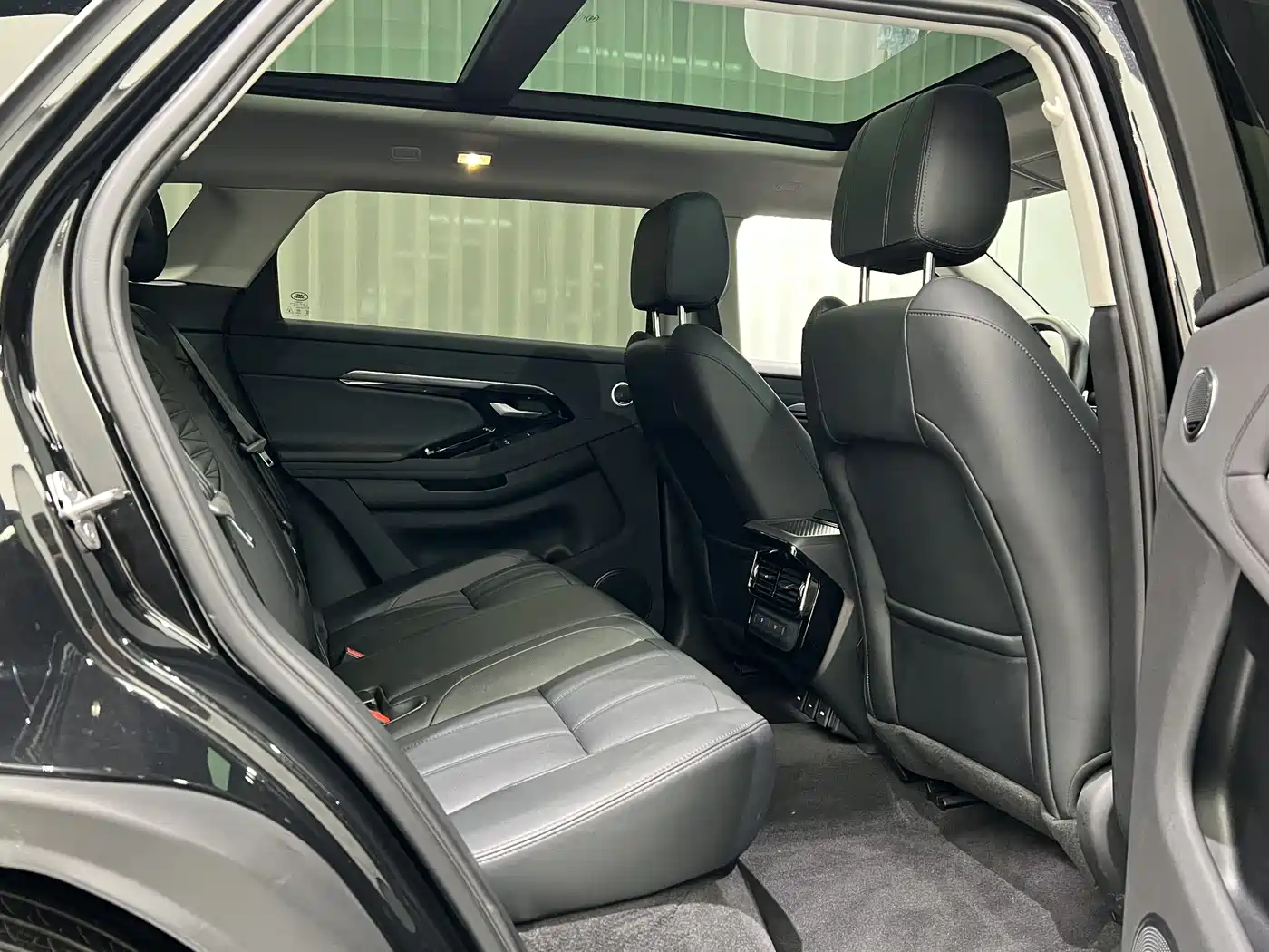 Land Rover Range Rover Evoque 2023 Range Rover Evoque L 249PS Corinthian Bronze Special Edition фото 7