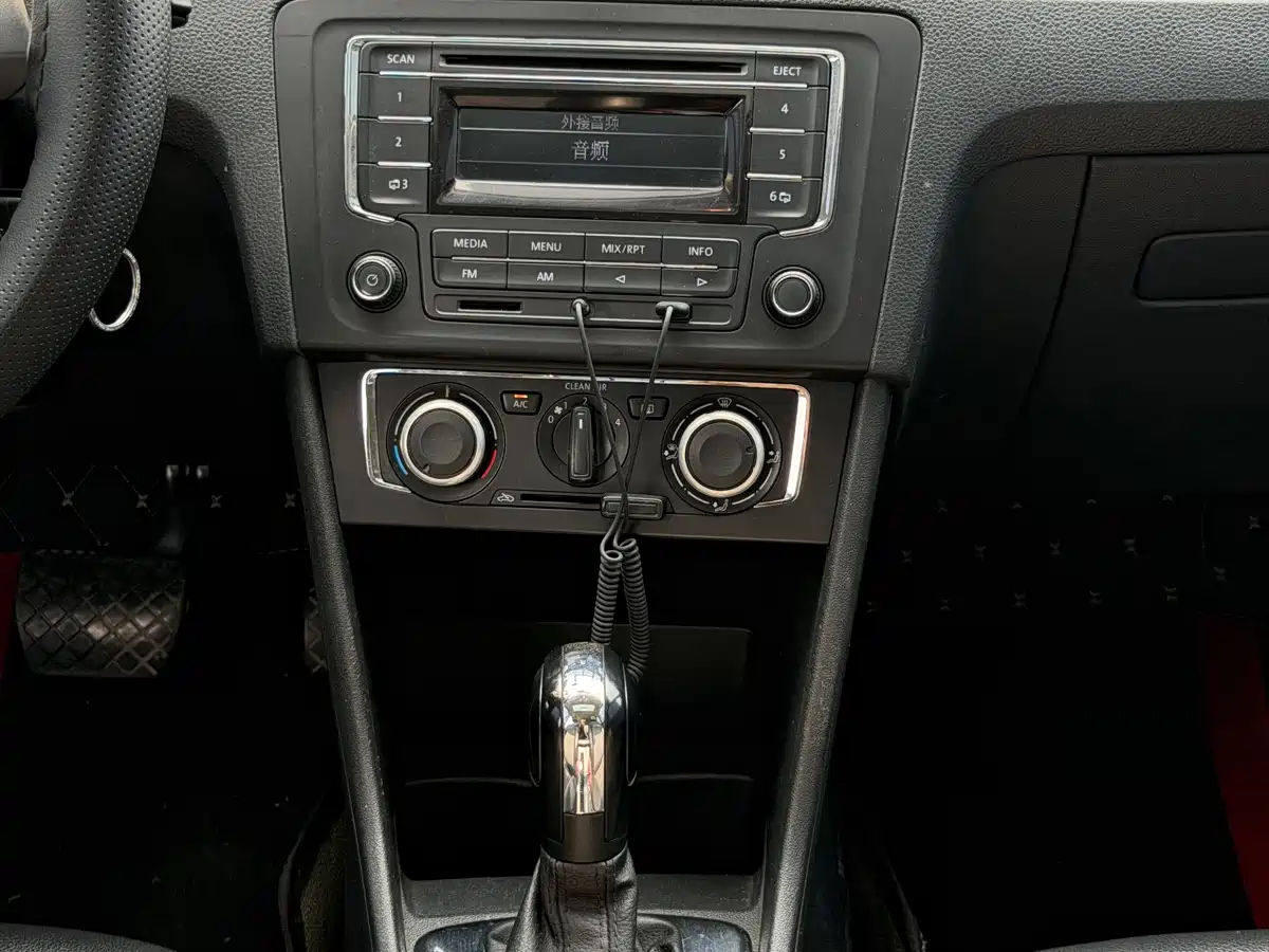 Volkswagen Santana 2016 1.6L Automatic Comfort Edition фото 12