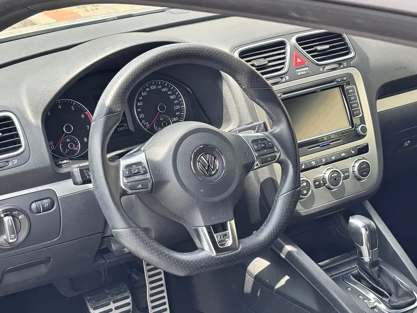 Volkswagen Scirocco 2011 2.0TSI R-Line фото 18