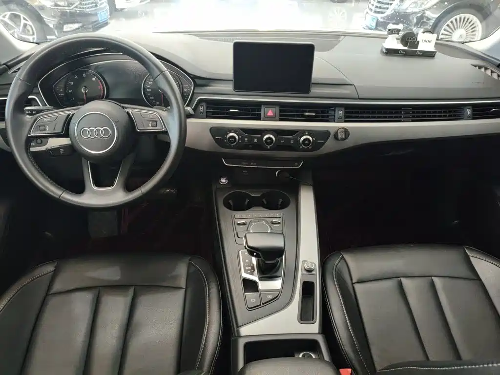Фото 13 - Audi A4L