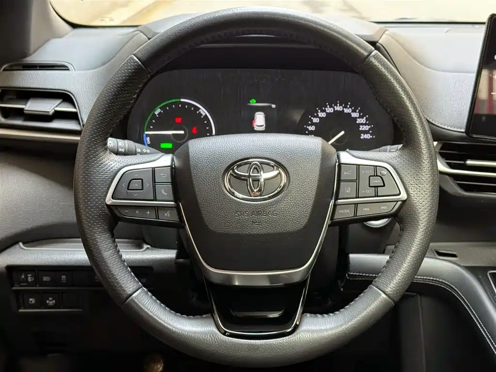 Toyota Sienna 2024 2.5L Hybrid 4WD Premium Edition фото 12