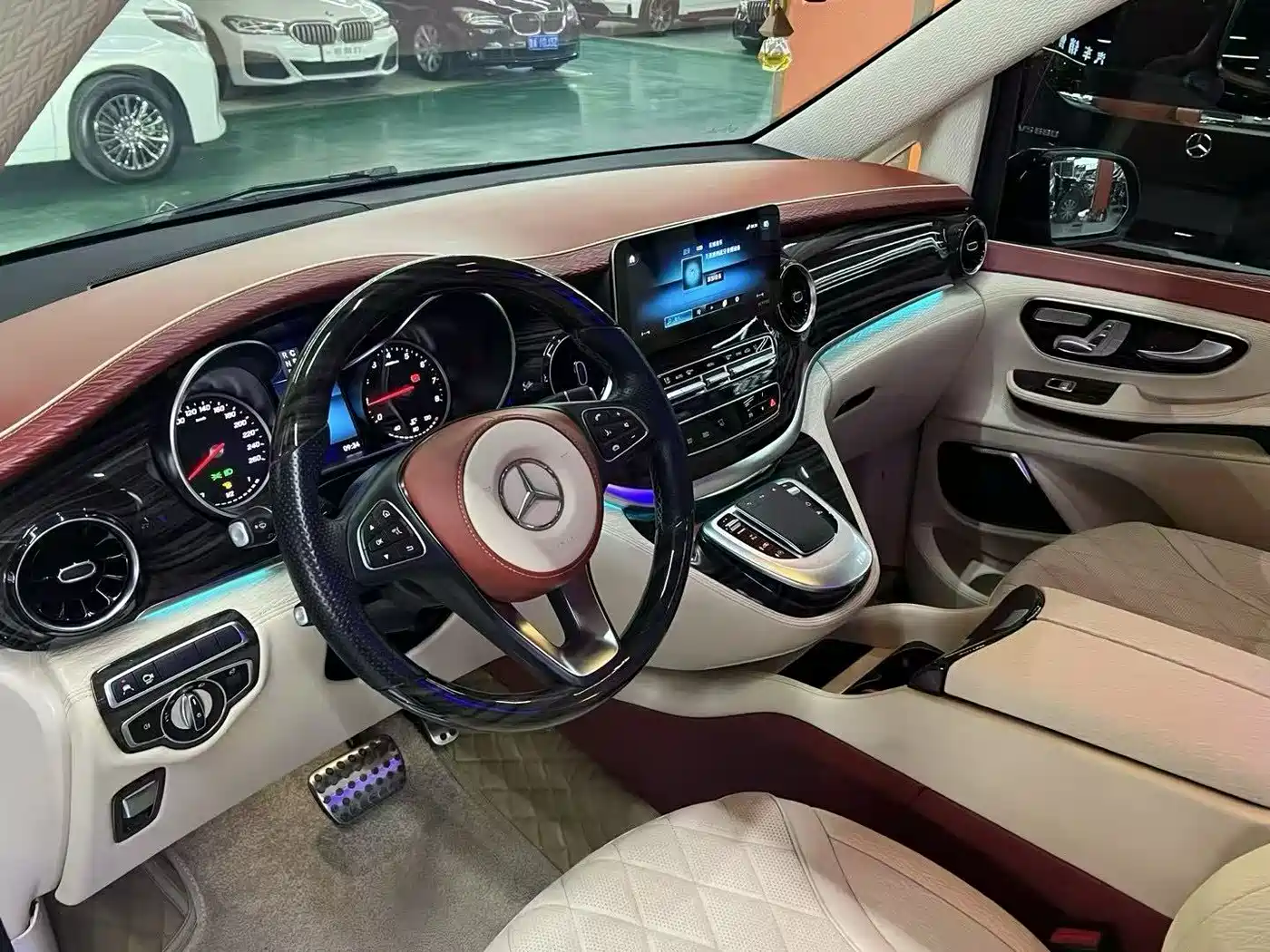 Mercedes-Benz V-Class 2022 V 260 L Long Wheelbase Luxury Edition фото 4
