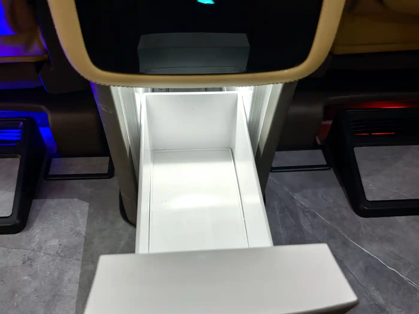Denza D9 2022 DM-i 970 AWD Flagship фото 18