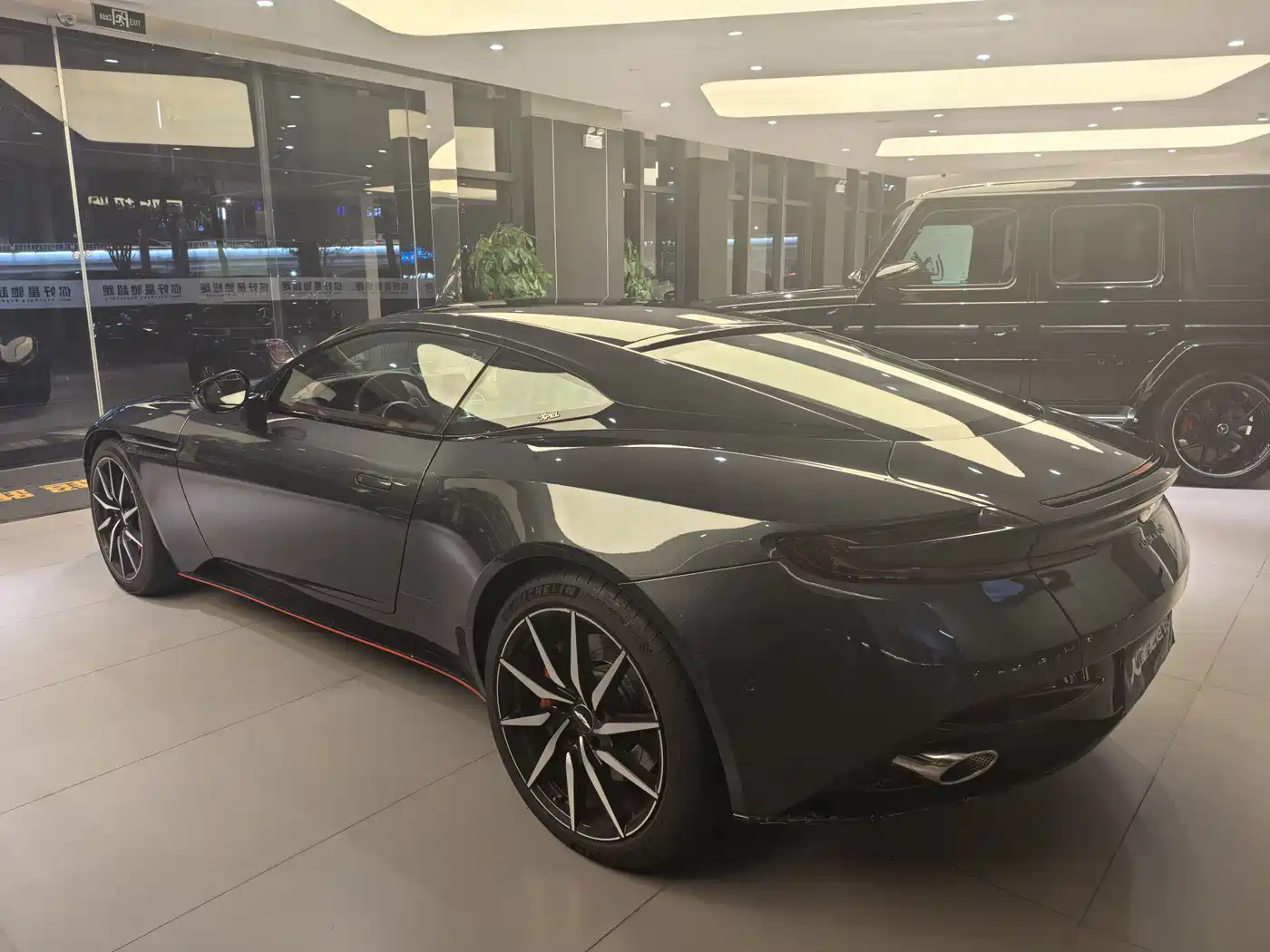 Фото 4 - Aston Martin DB11