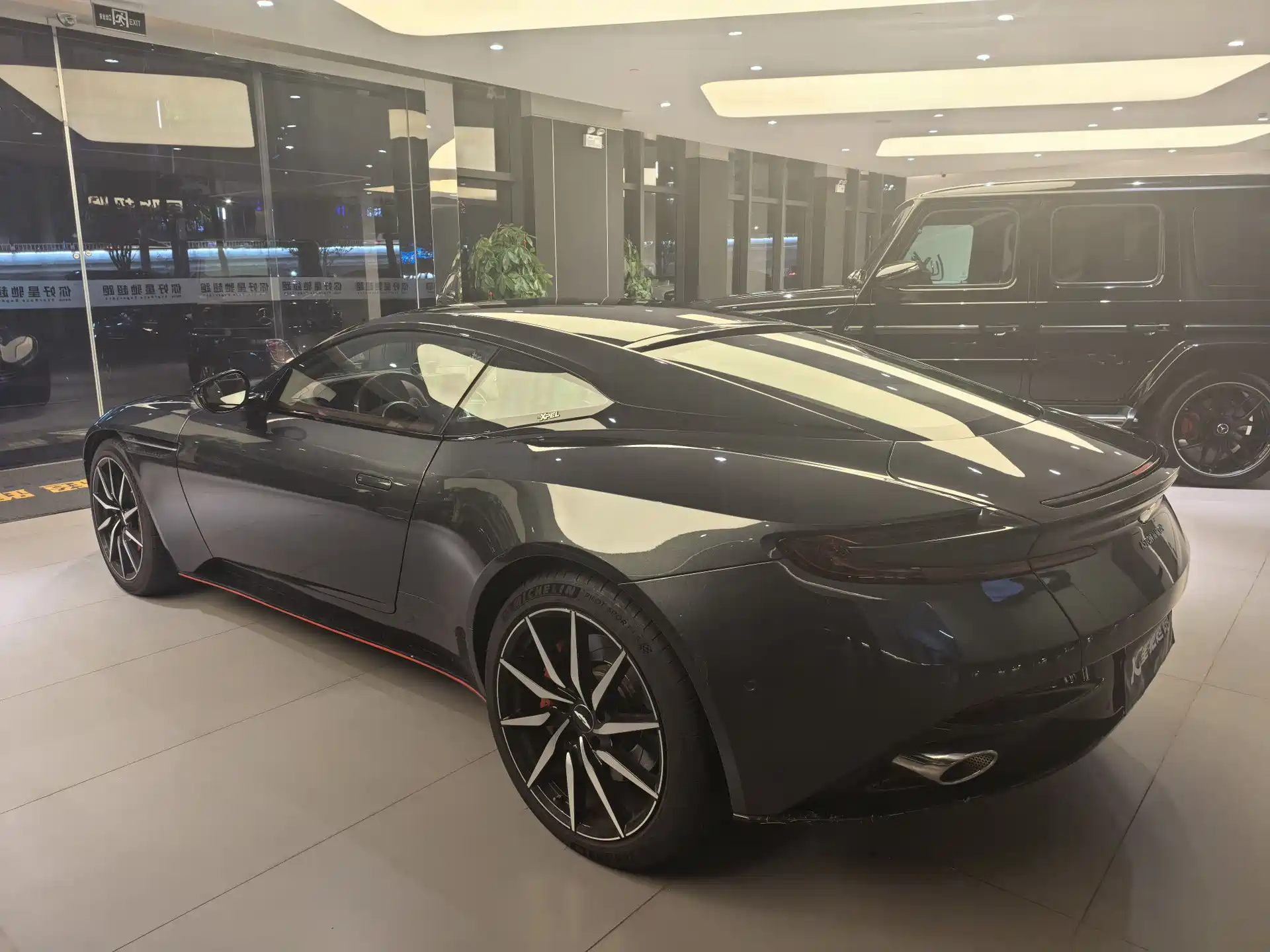 Фото 4 - Aston Martin DB11