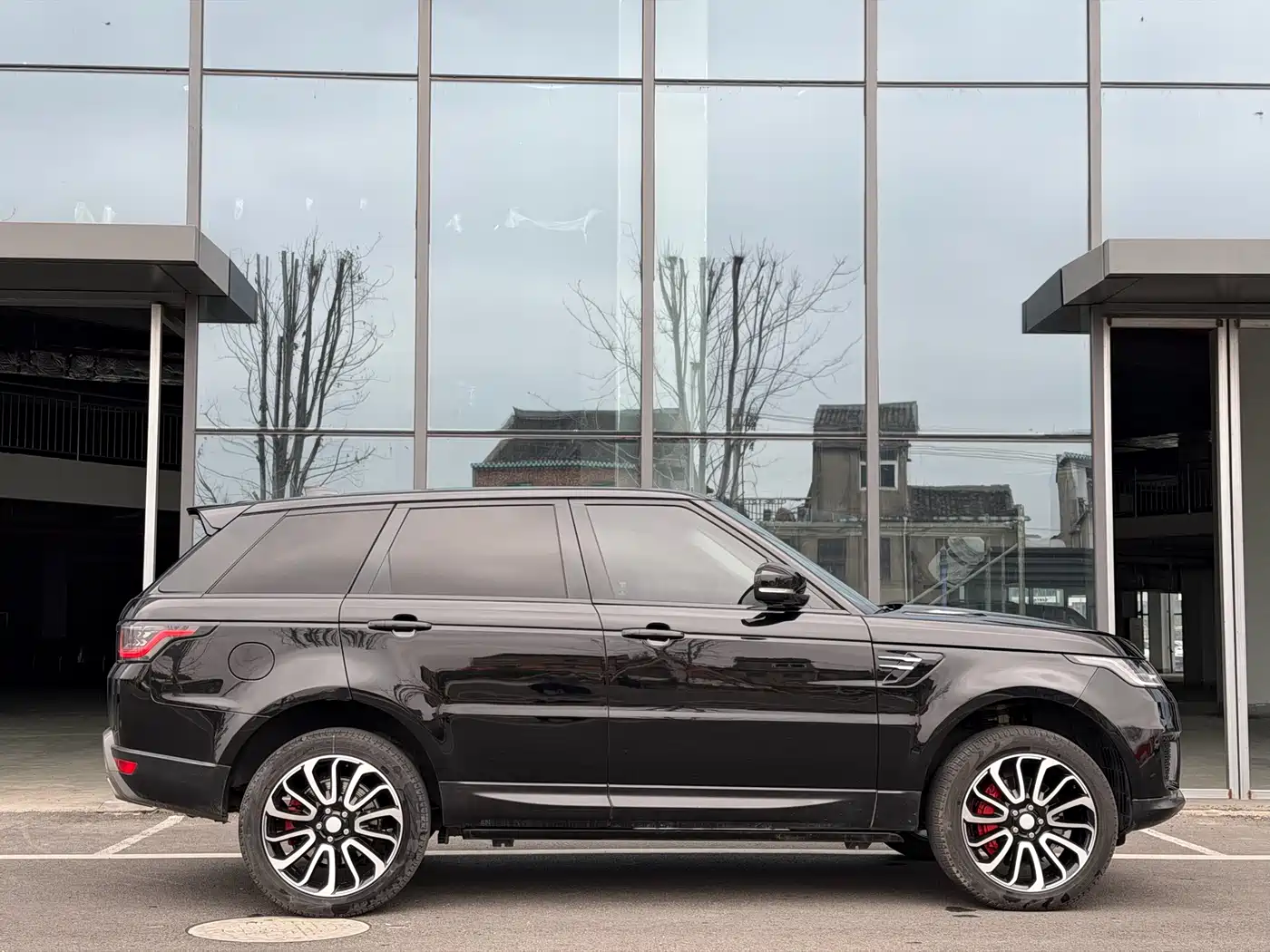 Land Rover Range Rover Sport 2019 3.0 SC V6 Special Edition фото 3