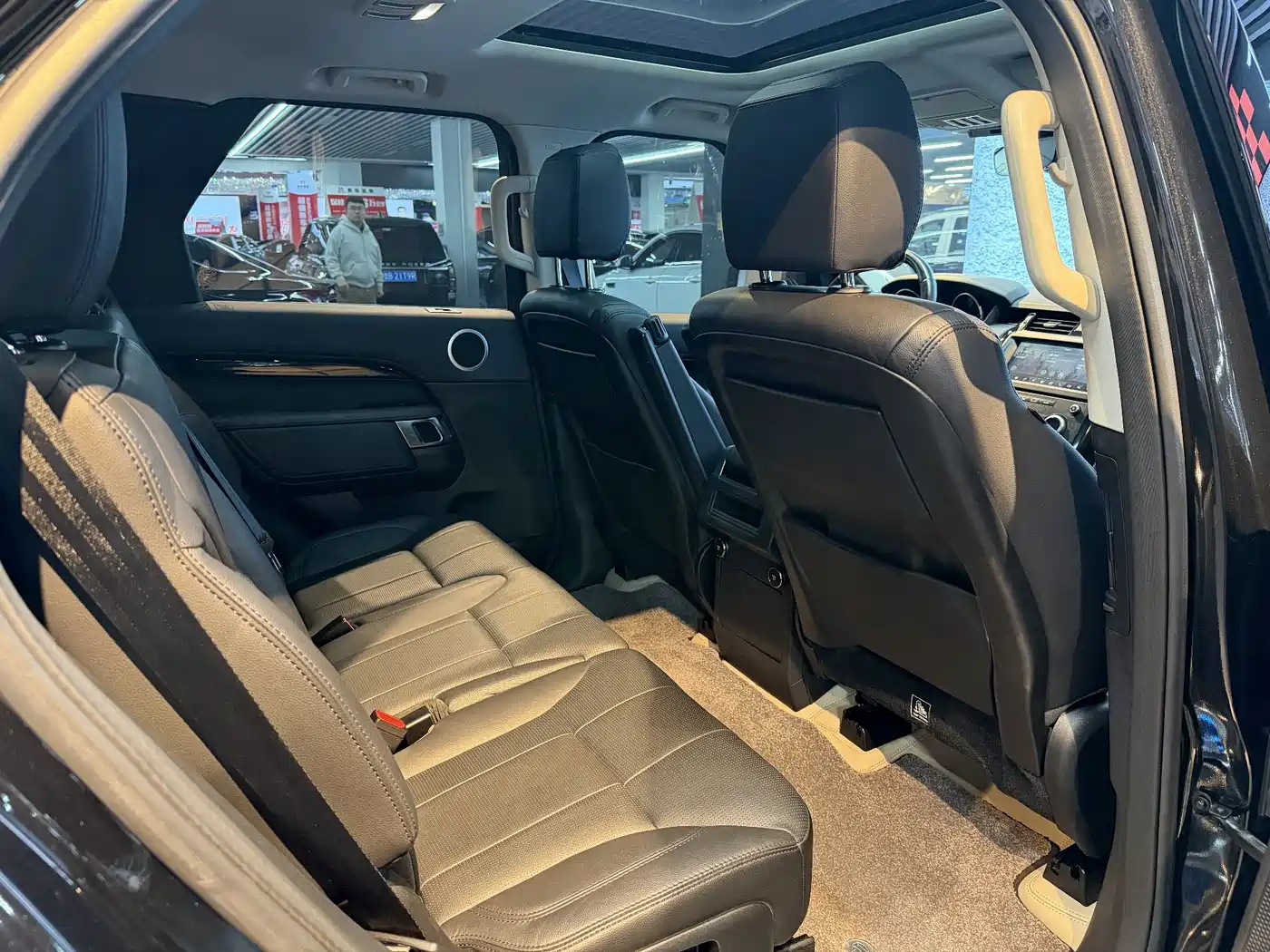 Land Rover Discovery 2019 2.0T SE фото 14