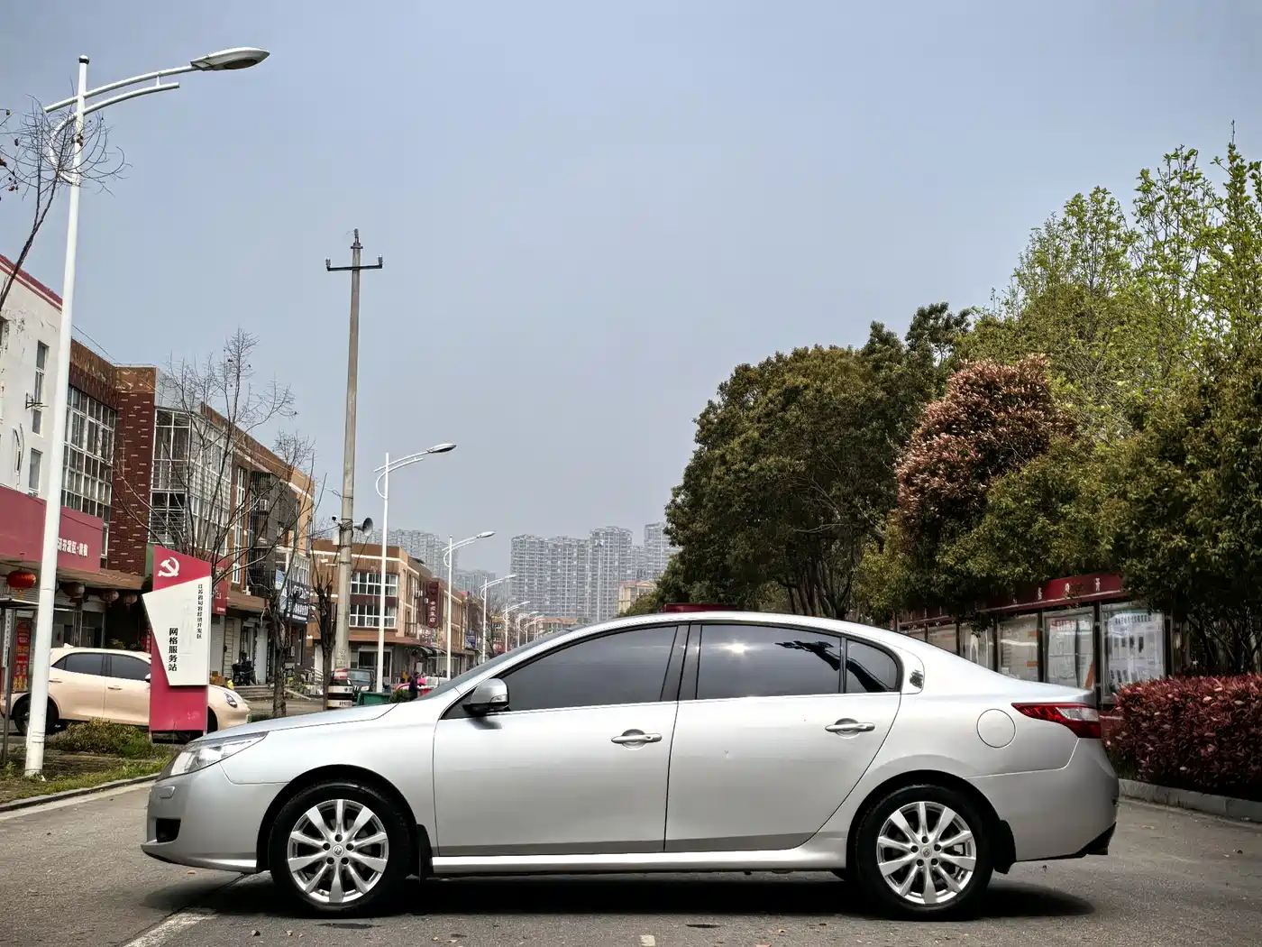 Renault Latitude 2011 2.5L Automatic Flagship Navigation Edition фото 3