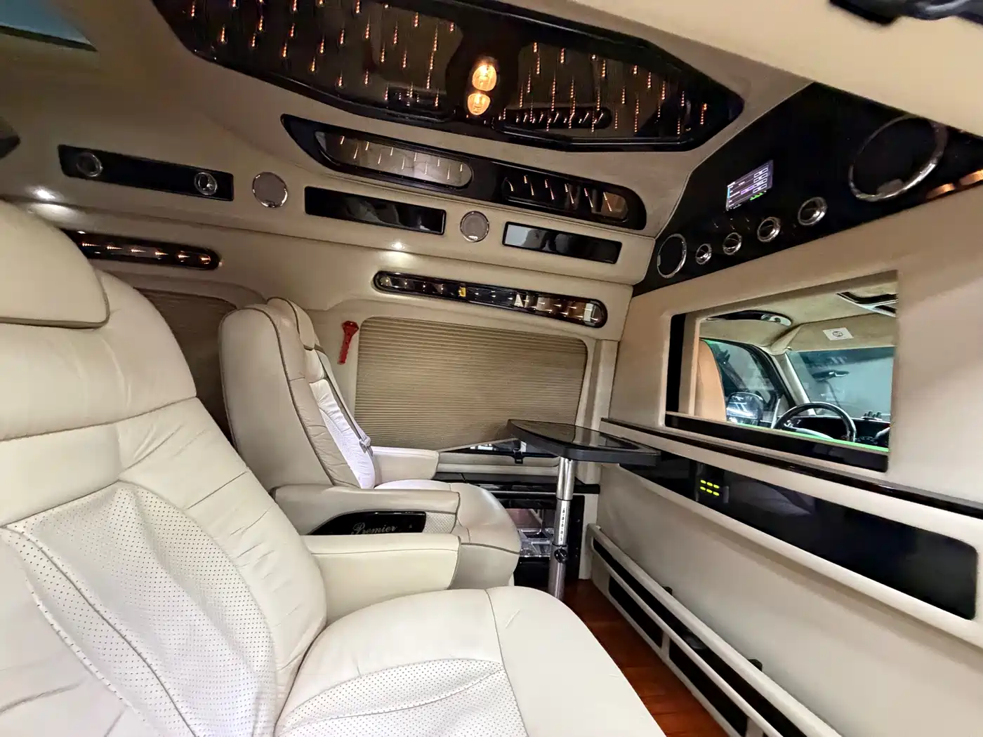 GMC Savana 2013 6.0L Luxury Privacy Screen 7-Seater фото 26
