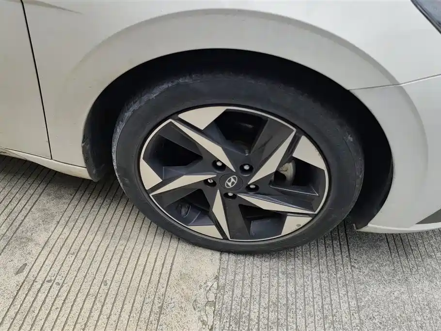 Hyundai Elantra 2021 1.5L CVT LUX Premium Edition фото 6