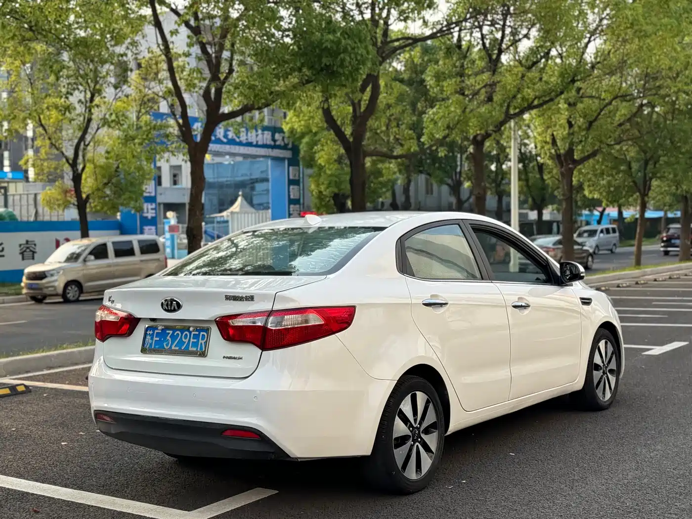 Kia K2 2013 2012 Sedan 1.6L AT Premium ECO Commemorative Edition