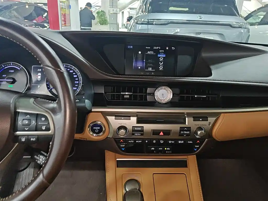 Lexus ES 2017 300h Mark Levinson Comfort Edition фото 13