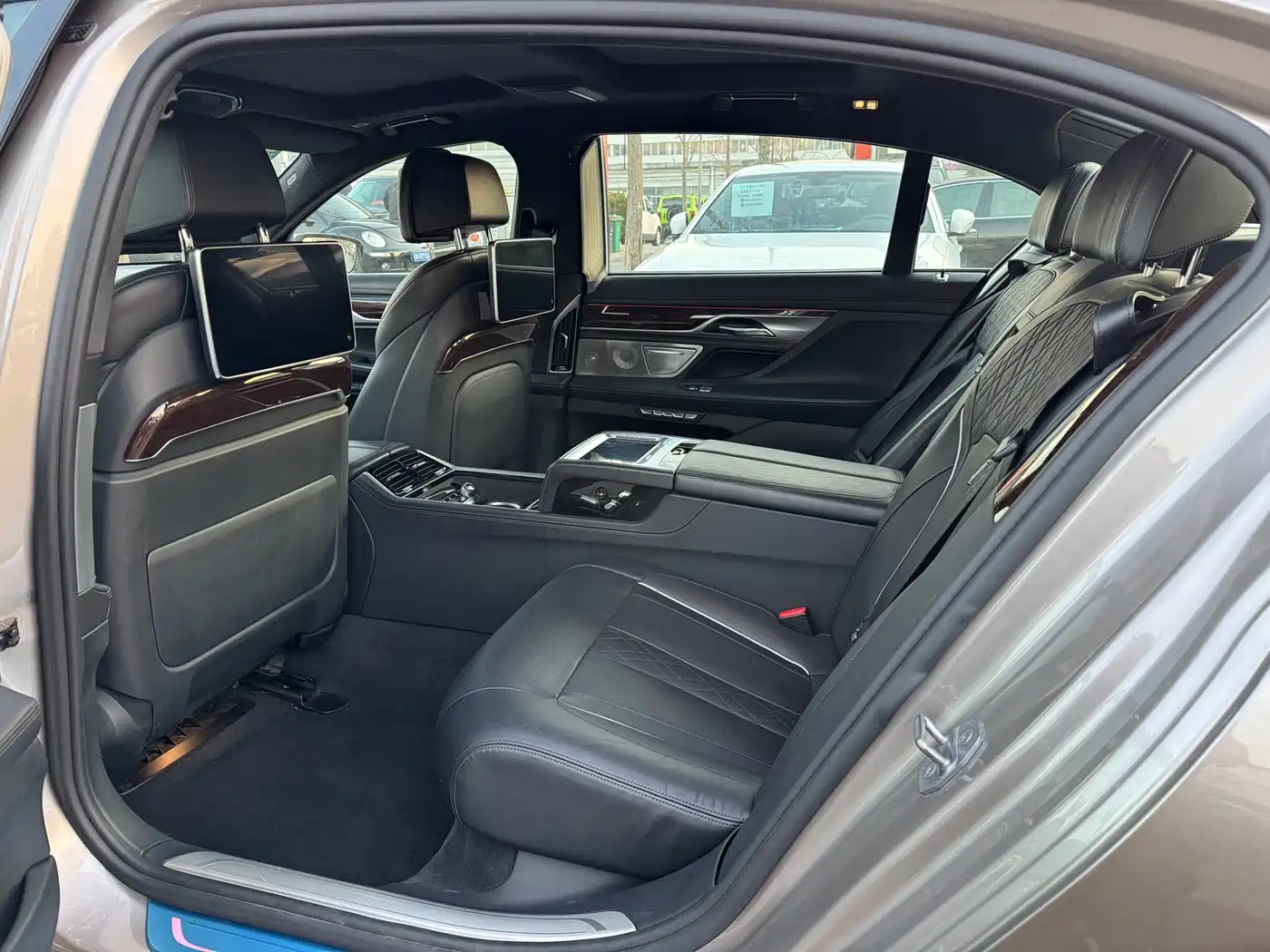 BMW 7 Series 2016 750Li xDrive 4-Seater фото 6