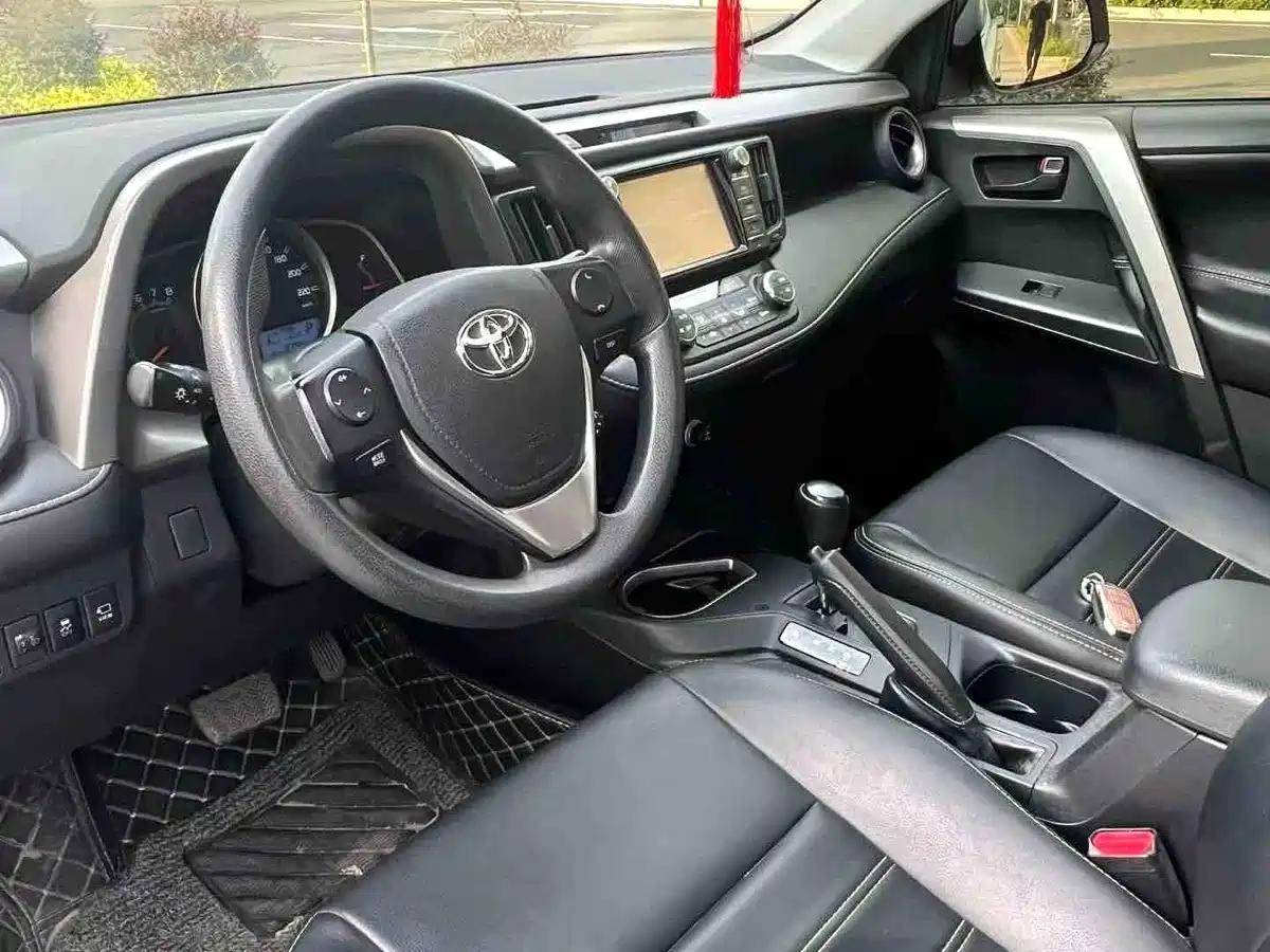 Photo 5 - Toyota RAV4