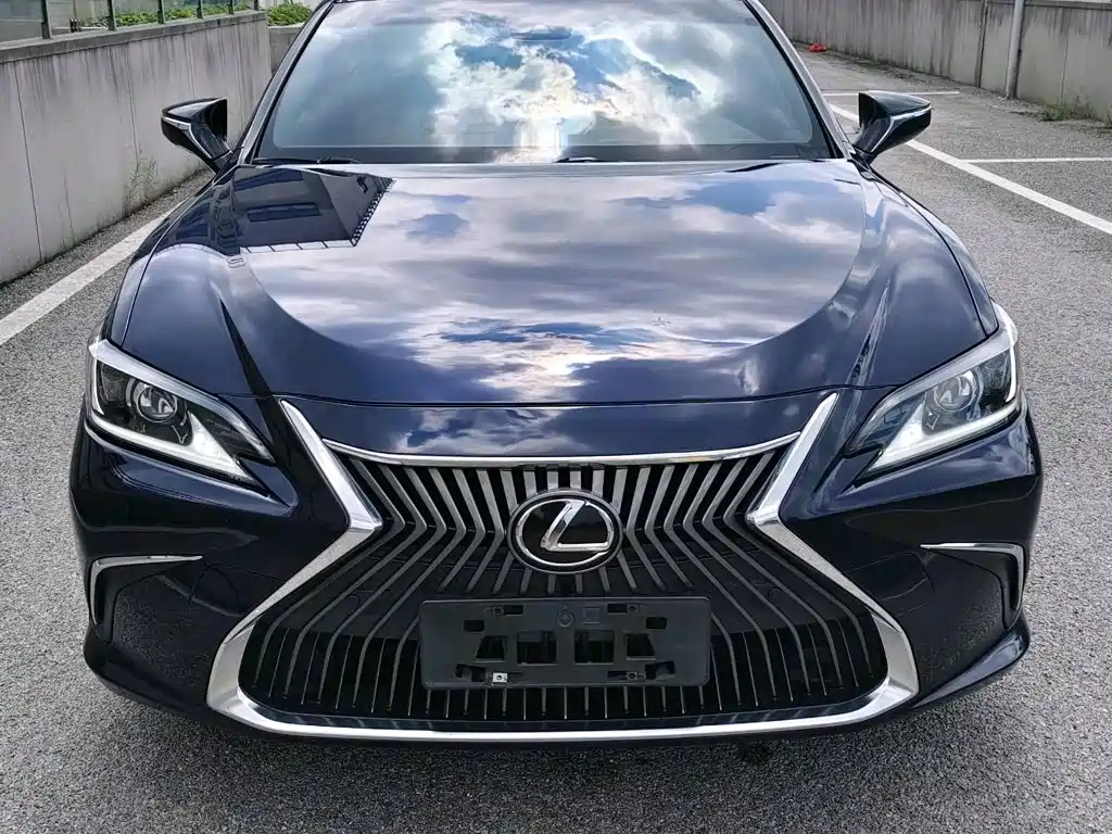 Фото 2 - Lexus ES
