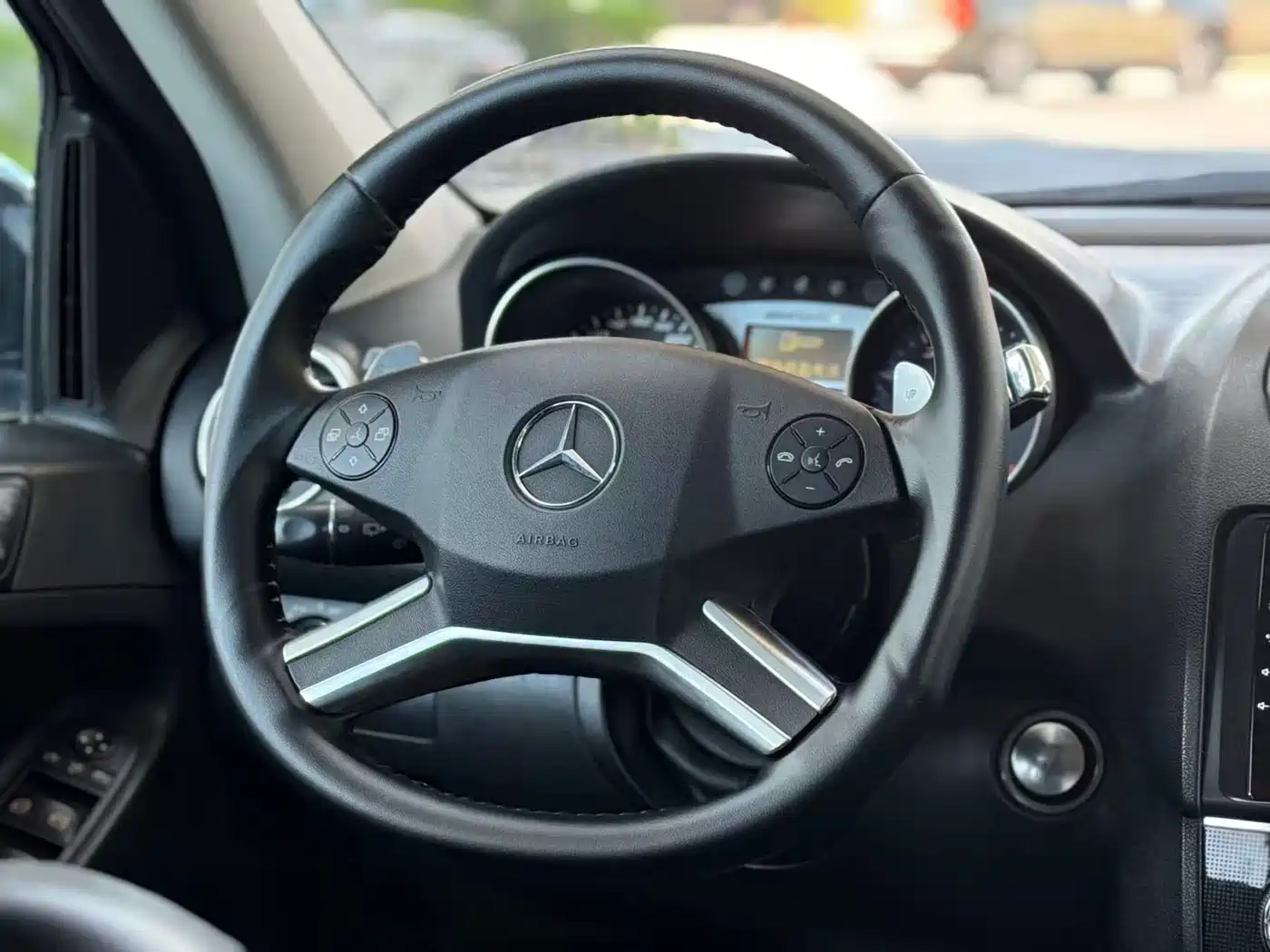 Mercedes-Benz M-Class AMG 2012 AMG ML 63 фото 12