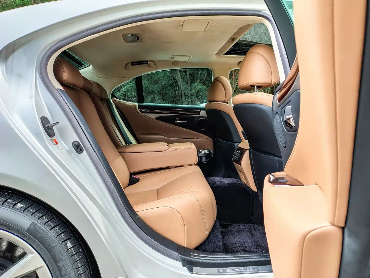 Lexus LS 2016 600hL фото 10