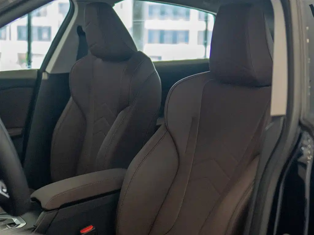 BMW 2 Series 2025 225L M Sport Package фото 11